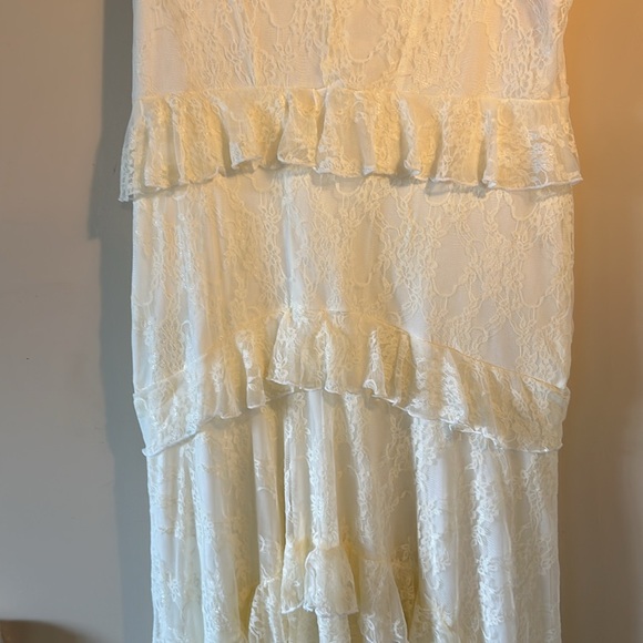 NEW THE PYRAMID COLLECTION plus tiered cream lace sleeveless dress - Picture 5 of 6